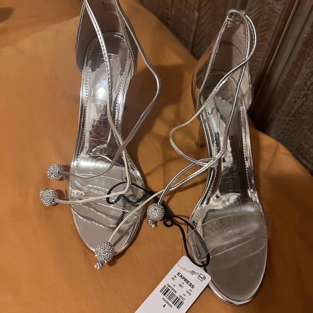 Express Silver Heels - Picture 5 of 5